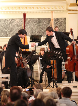 Tomasz Daroch (cello, Poland) thanks the orchestra
